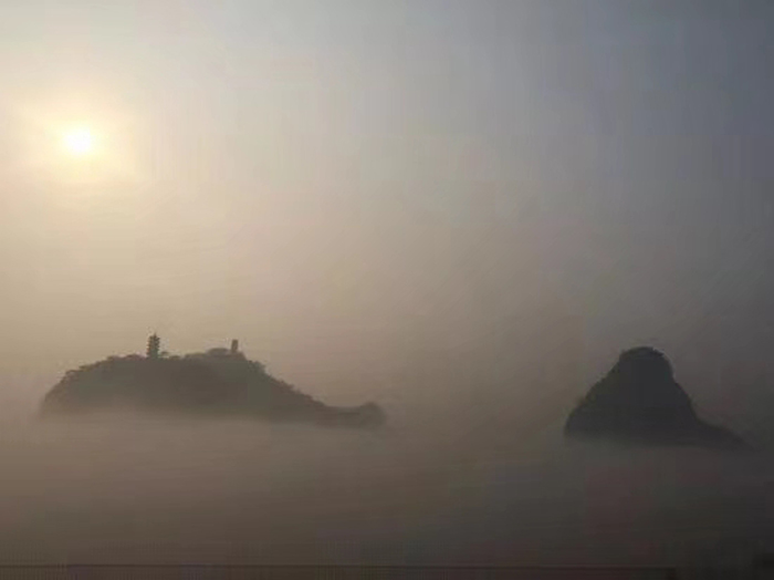 平流雾中的美丽柳州