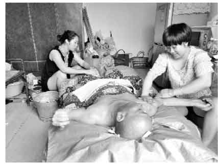柳州融安板桥乡三姐妹照顾瘫痪叔叔18年