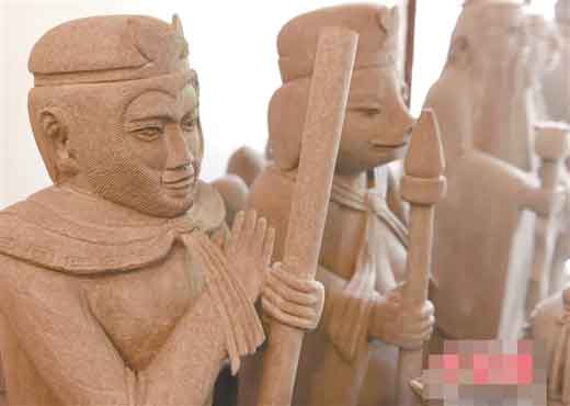 重庆七旬老人耗时57年  雕刻出“石头上的四大名著”