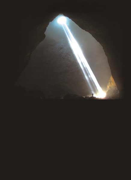 广西惊现450米高洞穴大厅
