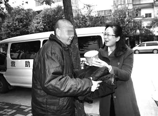 柳州“寒冬送温暖” 救助流浪乞讨人员