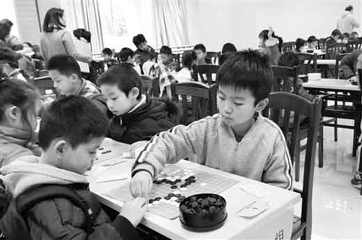 2018年柳州市少儿围棋交流赛举行 百余棋童切磋棋艺