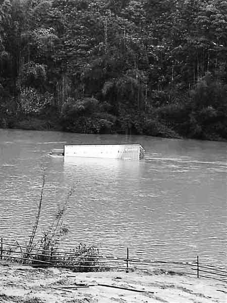 外地货车翻下水坝 融水警民合力施救