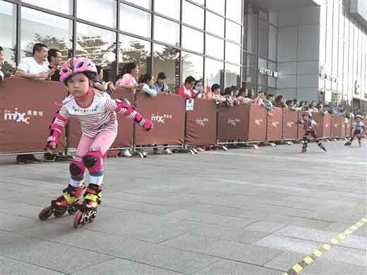柳州举行青少年轮滑公开赛  501名选手追风竞速