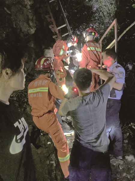游客阳朔爬山被困 救援人员成功施救