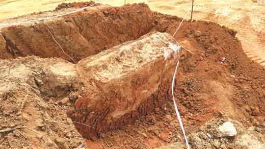 停车场工地发现古墓 挖出三合土石棺
