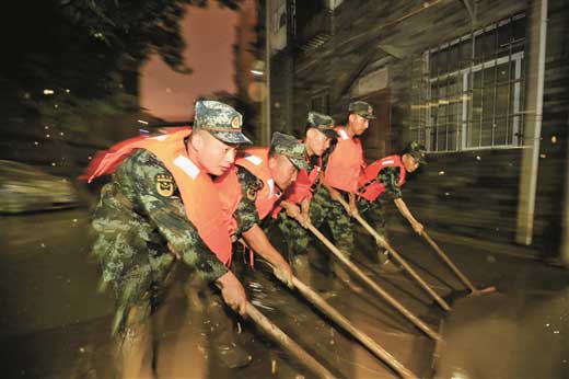 洪峰过境柳州后，水位下降缓慢 3000军民挑灯夜战忙清淤
