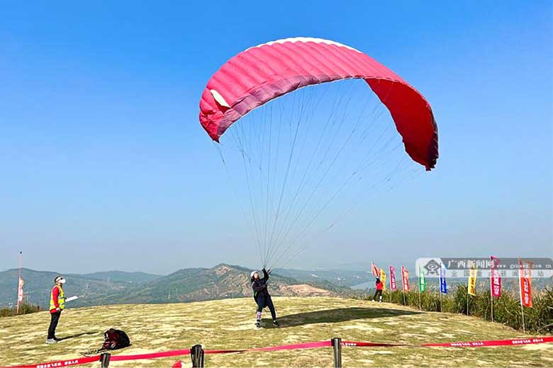 2022年广西滑翔伞锦标赛在柳拉开帷幕 60多名高手空中竞技